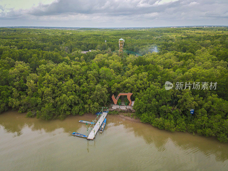 在越南Can Gio的Vam Sat的红树林鸟瞰图。美丽的大自然与唐邦森林瞭望塔。